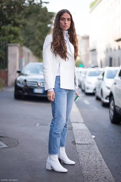 Ботильоны, легкие джинсы и белый топ на Эрике Болдрино в Милане
