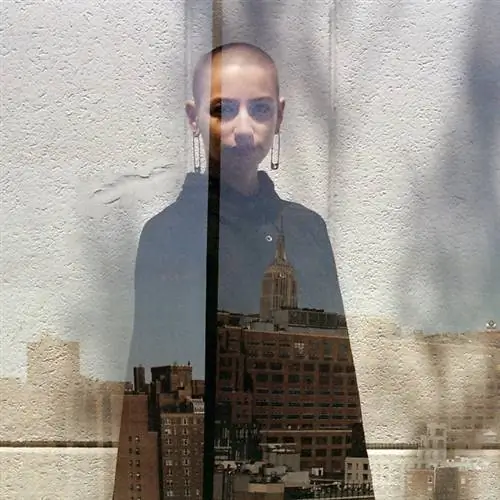 ,, Мы встретились с Луизой в Нью-Йорке в квир-подразделении Бюро общих служб, которое является одной из самых лояльных и прогрессивных организаций в мире