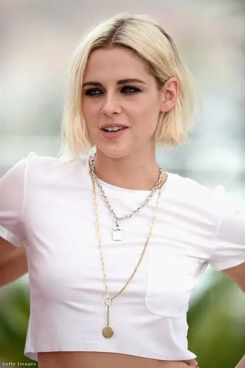 Кристен Стюарт носила золотые и серебряные ожерелья на 69-м Каннском кинофестивале, куда она прибыла в майке