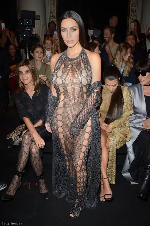 Ну а Ким Кардашьян блеснула одним из самых провокационных дизайнерских платьев года