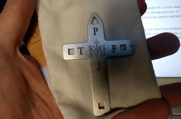 Почему я должен носить крестик в кармане?