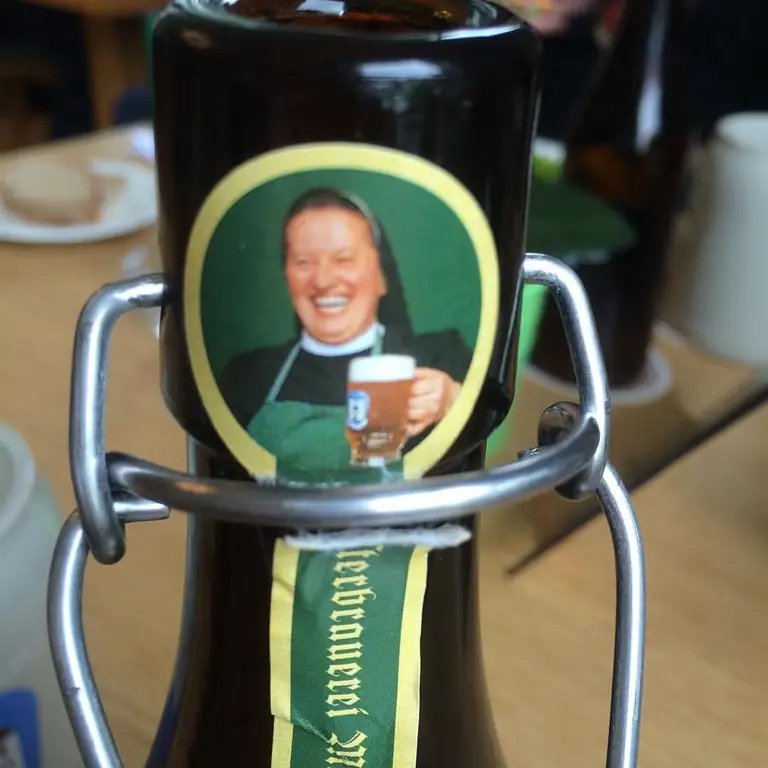 Пиво, вообще-то, чистейший из всех алкогольных напитков, и оно действительно очень полезно, если не наливать его без толку