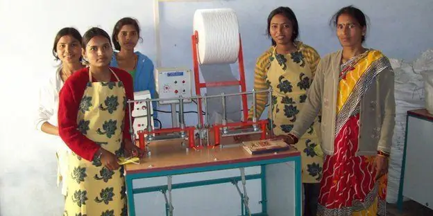 WEB3-ИНДИЯ-ЖЕНЩИНЫ-МЕНСТРУАЛЬНЫЕ-ПРОКЛАДКИ-МАШИНА-001-Jayaashree-Industries