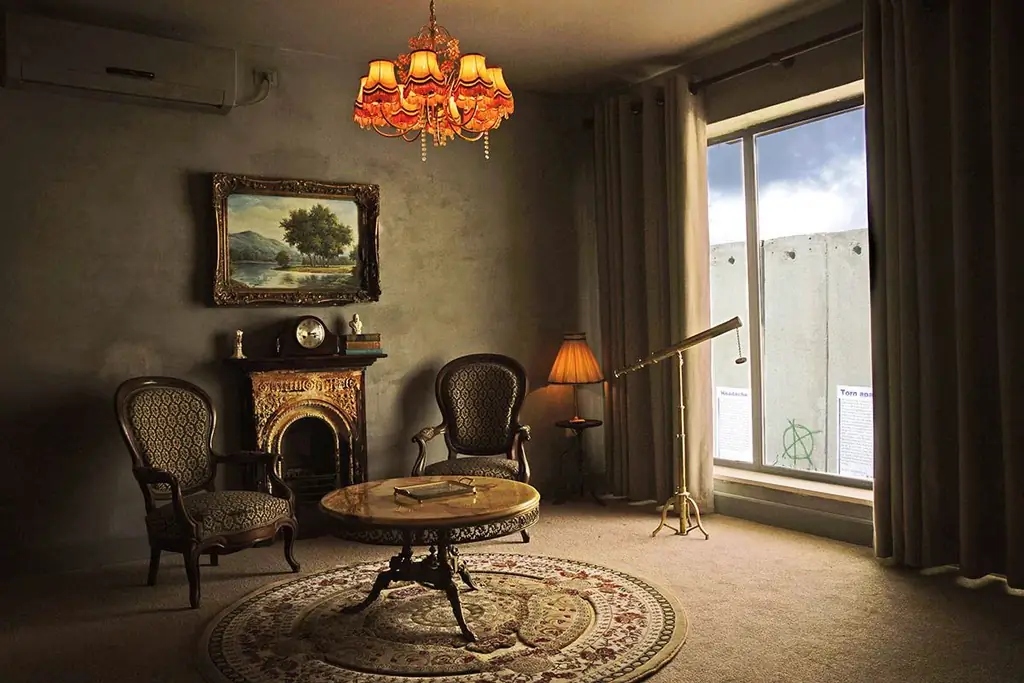 Художник откроет отель в Вифлееме с ужасными видами