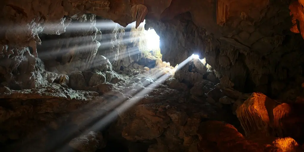 WEB3-CAVE-SUNLIGHT-shutterstock_553068889-Йован-Милошевич-Shutterstock