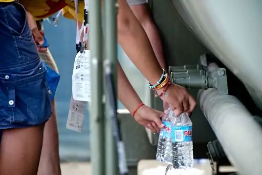 Poverty Challenge призывает американцев жить на четырех литрах воды в день