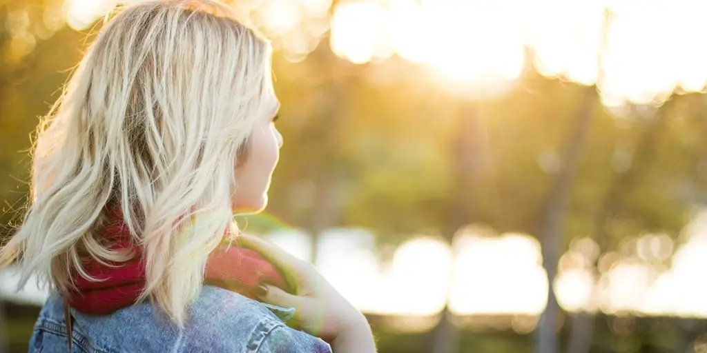 WEB3 МОЛОДАЯ ЖЕНЩИНА НА УЛИЦЕ ЗАКАТ БЛОНДИНКА ДЕРЕВЬЯ Adrianna Calvo Pexels