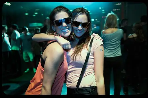 «Вечеринка не начинается, пока мама не войдет»: воспитание для современной матери