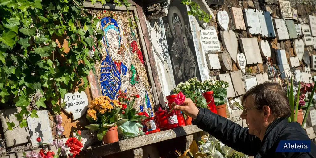 Эта преданная дочь каждый день приносит своей матери свежие цветы вот уже 60 лет