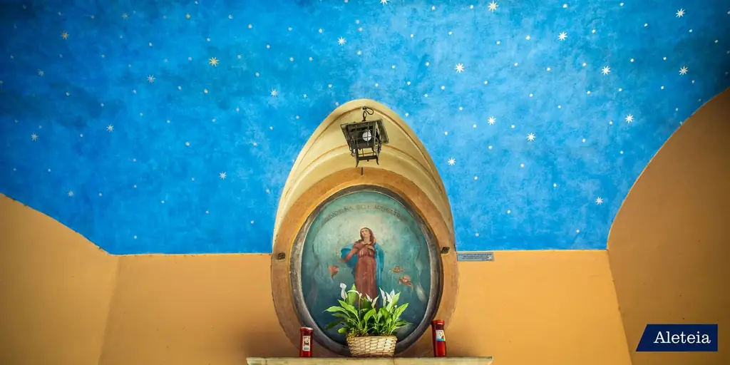 Недалеко от Ватикана мы находим Богоматерь под звездным небом