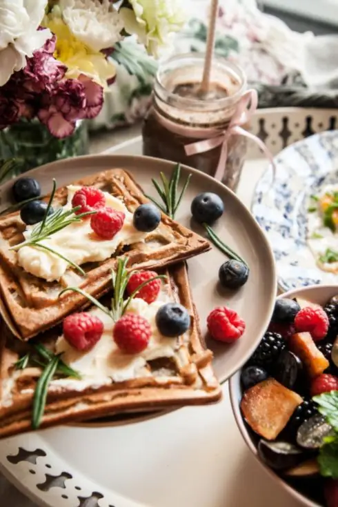 ВЕБ-ВАФЛИ С СЫРОМ МАСКАРПОНЕ И БЕЛЫМ ШОКОЛАДОМ ЗАВТРАК НА ДЕНЬ МАТЕРИ Вероника Киршнер