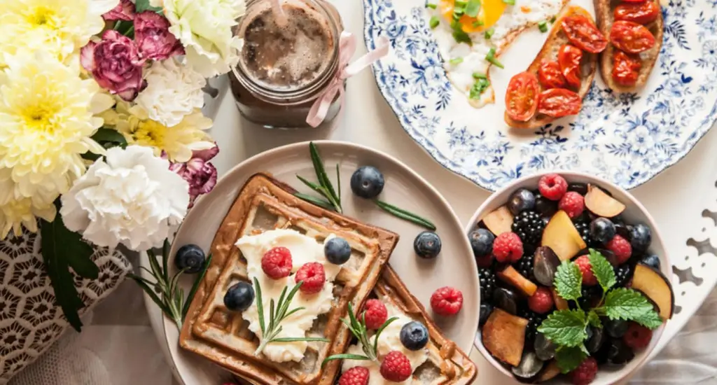 Mother's: яйца, вафли, фрукты и фраппучино Oreo