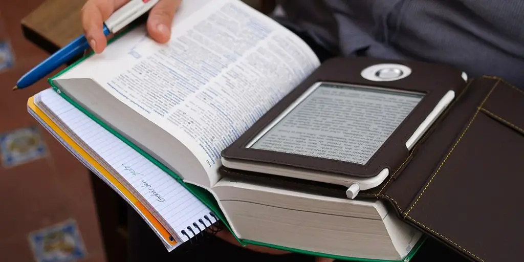 Электронные книги или бумажные книги? Посмотрите это видео, и вы решите