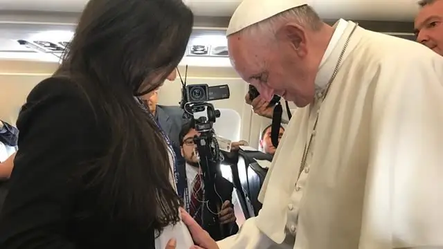 Папа благословил младенца в утробе матери по пути в Португалию