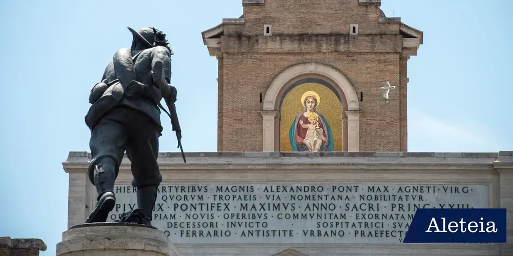 Величественное изображение Богоматери размером 21 фут на 11 футов – Рим'самая большая 'маленькая Мадонна'