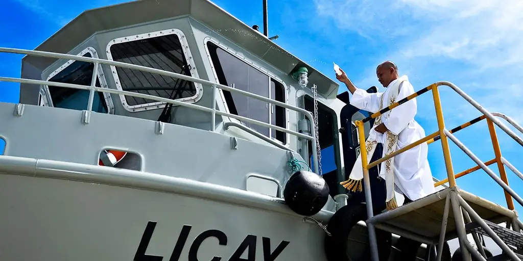 Надеетесь на больший улов? Попросите священника благословить вашу рыбацкую лодку