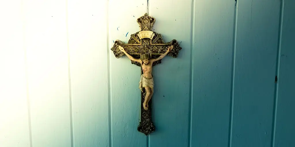 Помогите! Моя мачеха издевается над распятием на моей стене