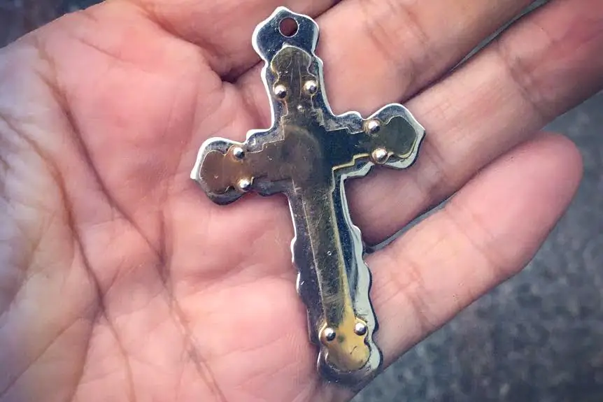 Крест, растоптанный и спасенный, теперь путешествует со мной