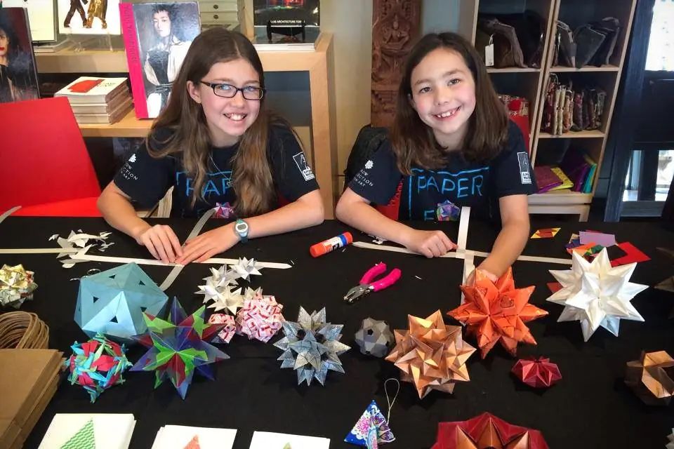 Девочки превращают оригами в воду для жаждущих