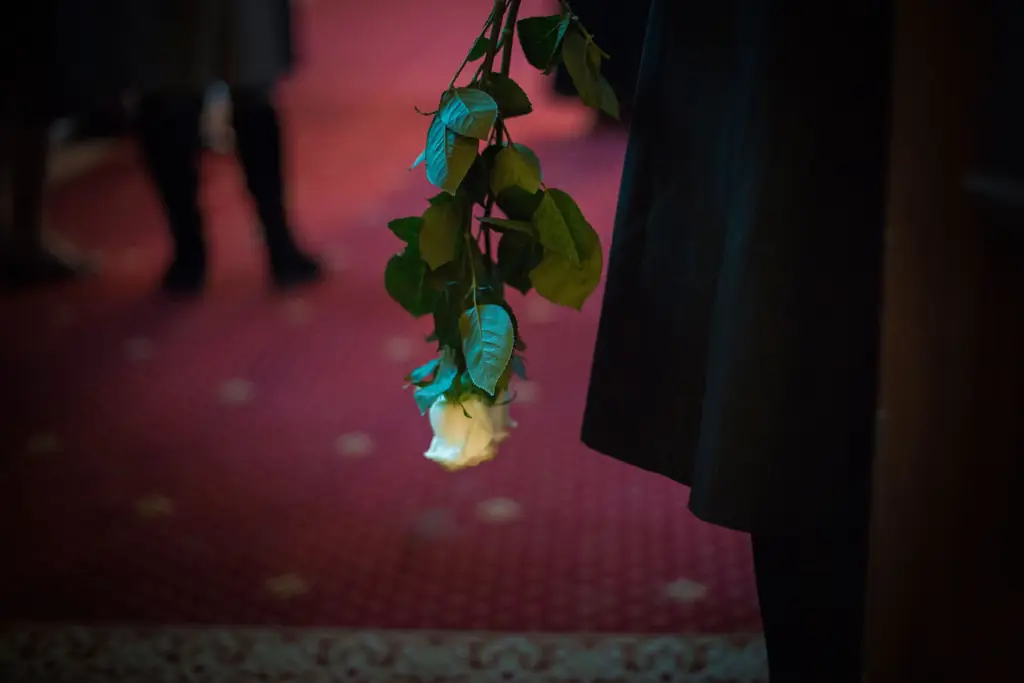 Плачу на похоронах кого-то, кого я никогда не знал