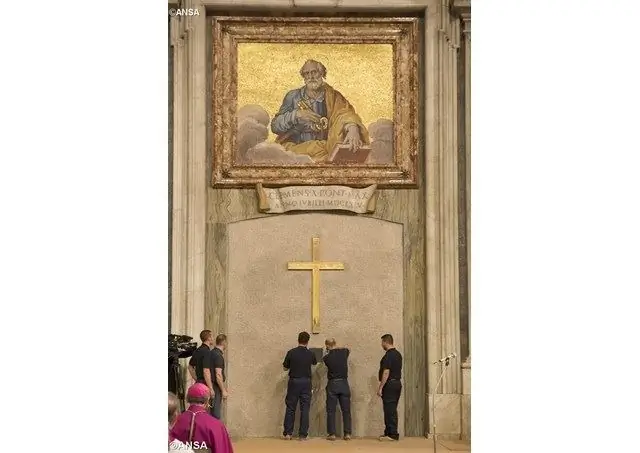 святая дверь-стена