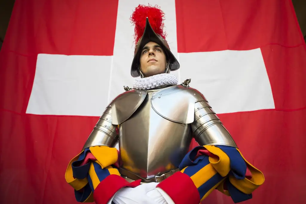 Новые швейцарские гвардейцы приносят присягу на верность делу защиты Папы Франциска