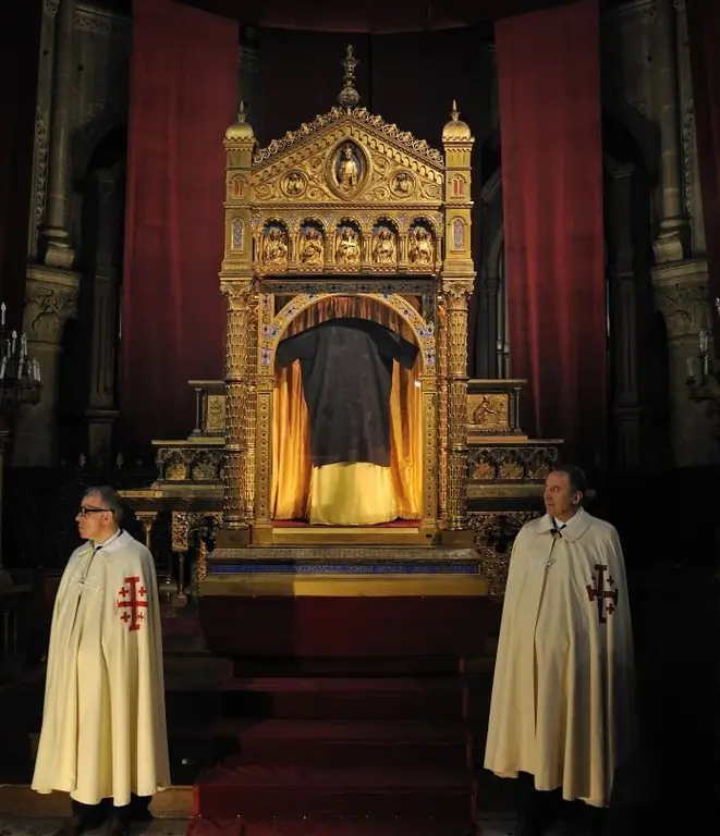 25 марта 2016 г.: Святая Туника Христа в его витрине реликвария в базилике Сен-Дени-Аржантей. © Марк-Антуан Мутерде