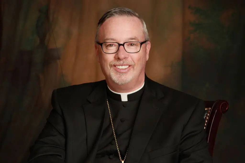 Епископ, который пишет твиты, подкасты и разговаривает с паствой из своей машины