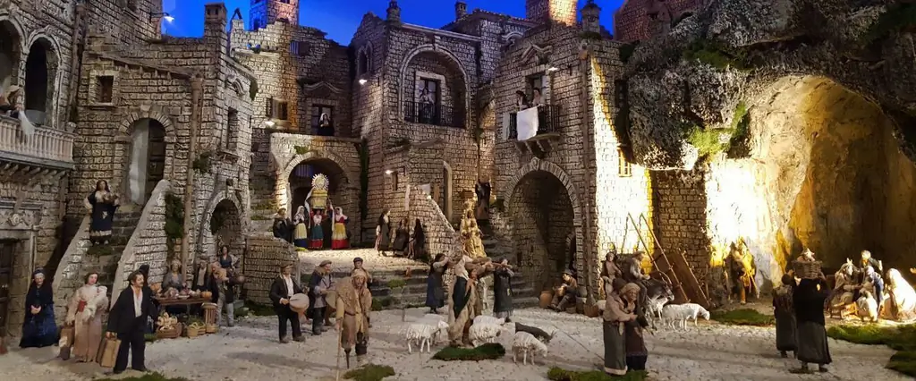 От Святого Петра's до Святого Патрика's: итальянский художник за вертепом в Нью-Йорке's