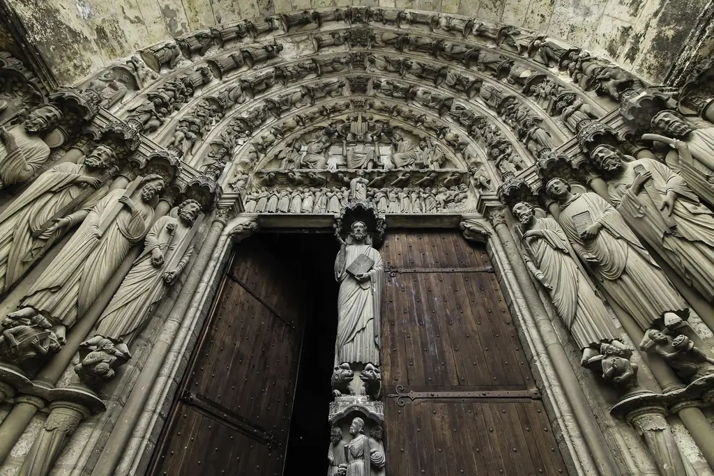 Когда дверь уже не просто дверь? Когда это "святая дверь"