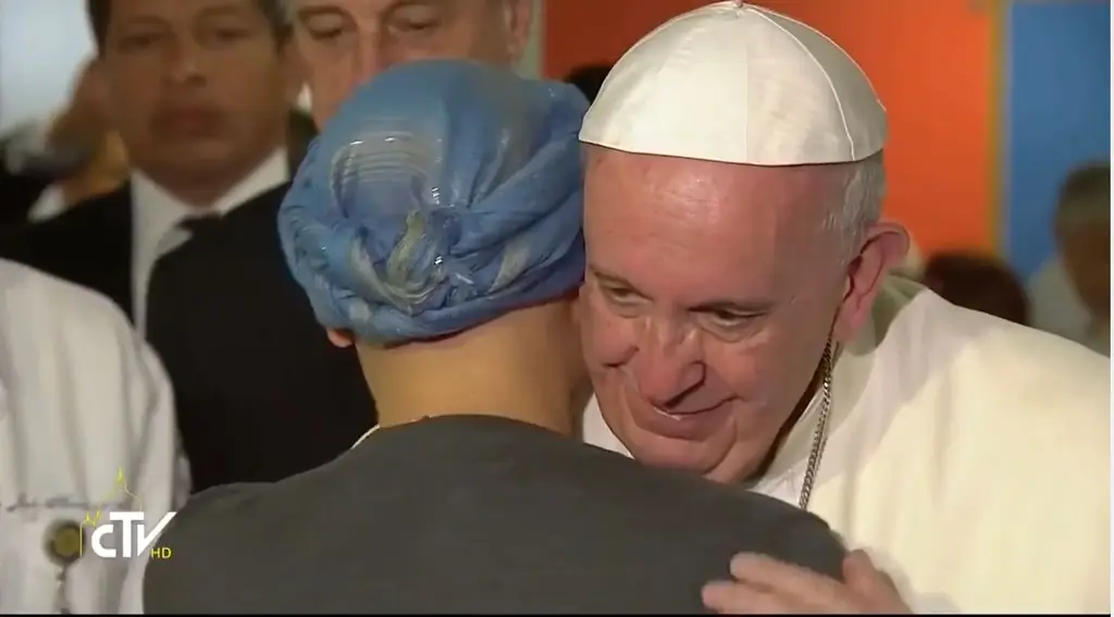 СМОТРЕТЬ: Молодой больной раком поет «Ave Maria» для Папы Франциска