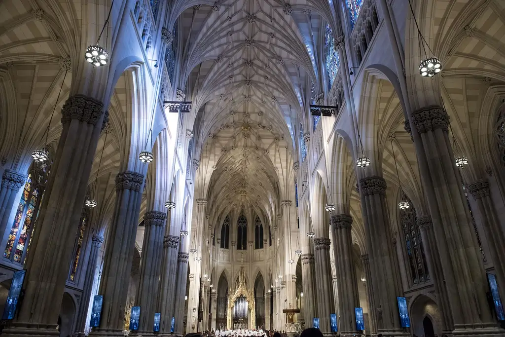 WEB-ST-PATRICKS-ИНТЕРЬЕР-Джеффри-Бруно