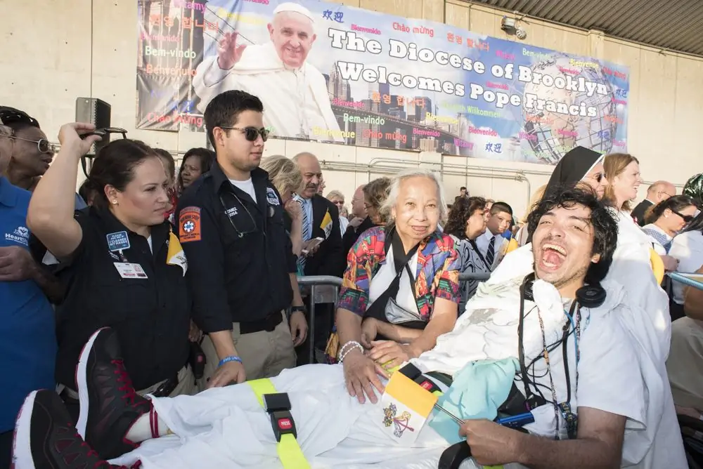 Чудо в JFK: Папа обнял мужчину с церебральным параличом