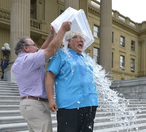 Бишоп принимает вызов Ice Bucket Challenge, но