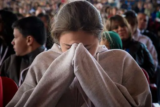 Учите общество уважать жизнь, архиепископ Гомес говорит подросткам