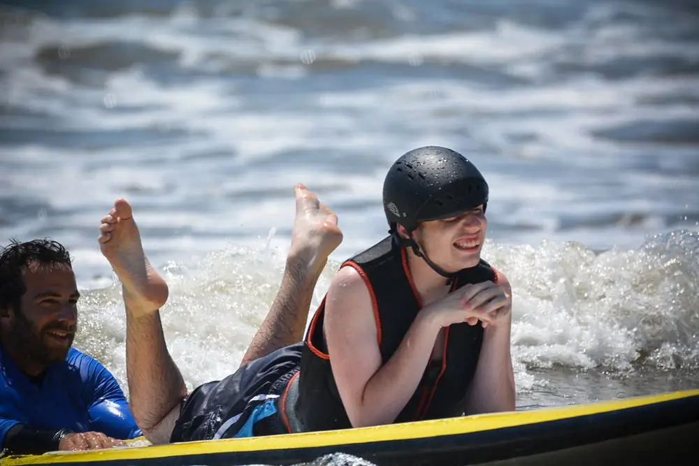 Молодой серфер'память о нем живет, поскольку фонд помогает детям с особыми потребностями «повесить 10!»