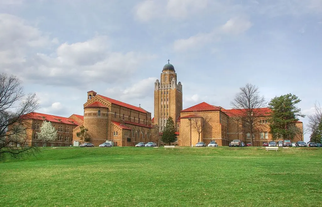 It's также время обратно в школу для наших будущих священников