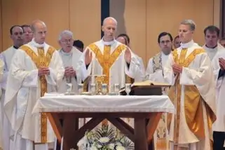 иезуит о. Винсент Странд (в центре) со своими братьями о. Лука Стрэнд (слева) и о. Джейкоб Стрэнд празднует мессу благодарения в воскресенье, 5 июня, в церкви Св. Бруно Пэриш, Доусман. о. Винсент был рукоположен в священники-иезуиты архиепископом Джеромом Э. Листецки накануне, в субботу, 4 июня, в церкви Джезу, Милуоки. (Фото «Католический вестник» Джона Кимпела)