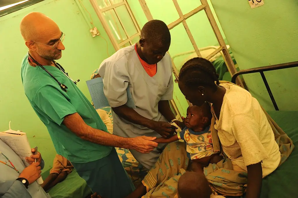 Доктор Том Катена осматривает юного пациента в Матери Милосердия