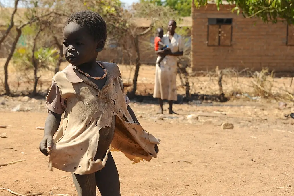Мать присматривает за своим ребенком в штате Южный Кордофан, Судан