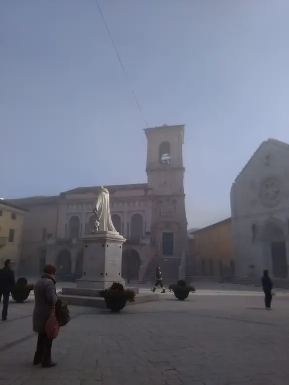 Ратуша Norcia после землетрясения