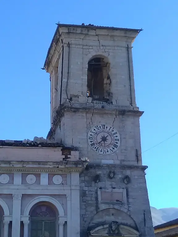 Крупный план, ратуша Норчи после землетрясения 20 октября