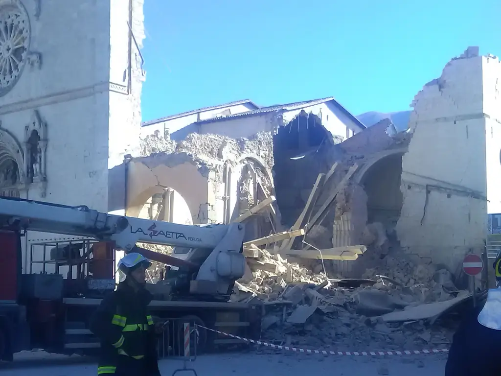 BREAKING: Землетрясение разрушило Базилику Святого Бенедикта в Норче, Италия