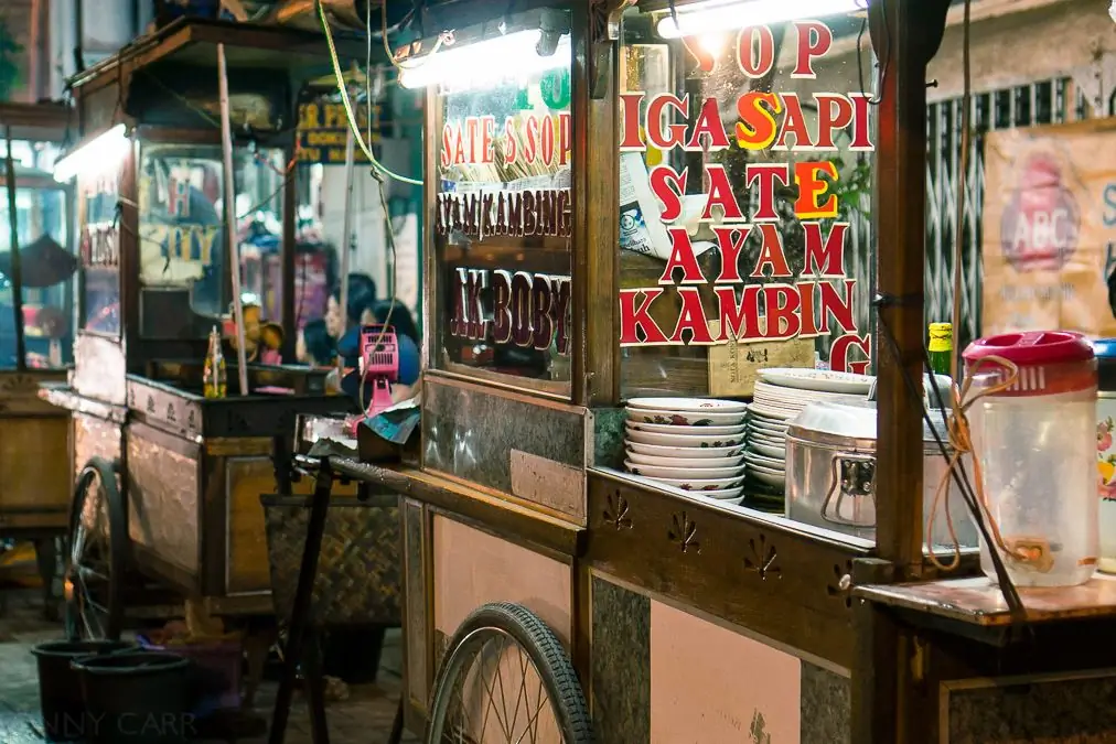 В Индонезии женщину-христианку избили палкой за продажу алкоголя