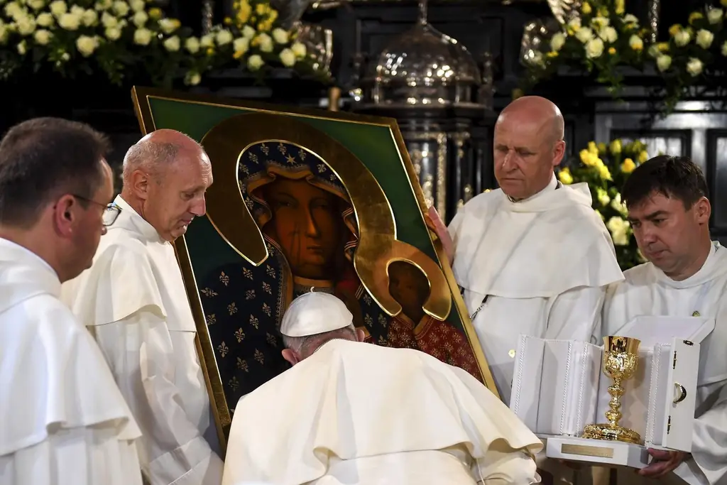 Папа Франциск: Мария - это «лестница, по которой Бог спустился и приблизился к нам»