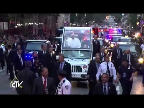 Большой палец вверх от босса: Папа хвалит религию