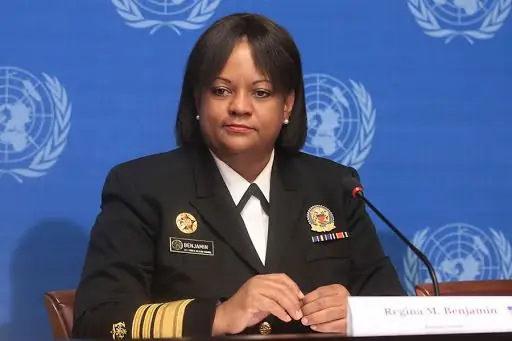 Университет Ксавьера нанял бывшего главного хирурга, противника католического учения