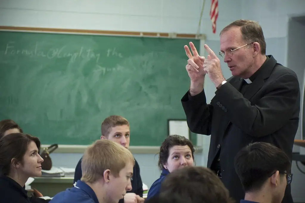 Priests' участие считается жизненно важным для приходских школ' успех