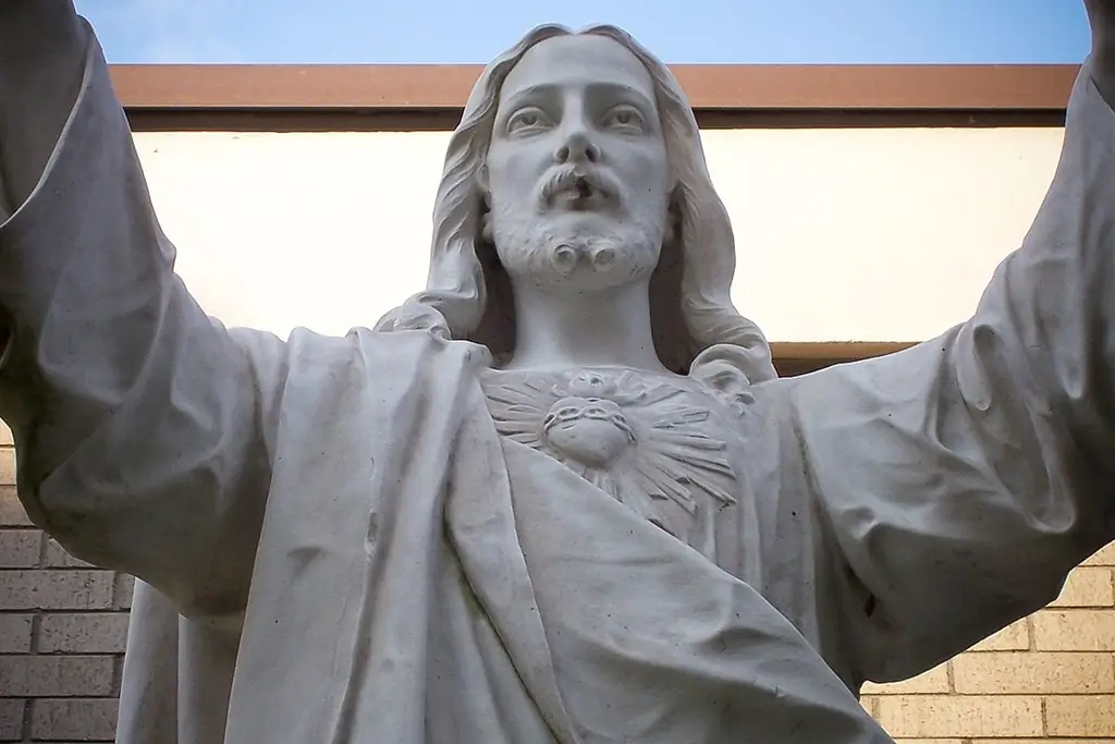 Статуя Святого Сердца подверглась вандализму после того, как Eagle Scout потратил 18 месяцев на ее восстановление