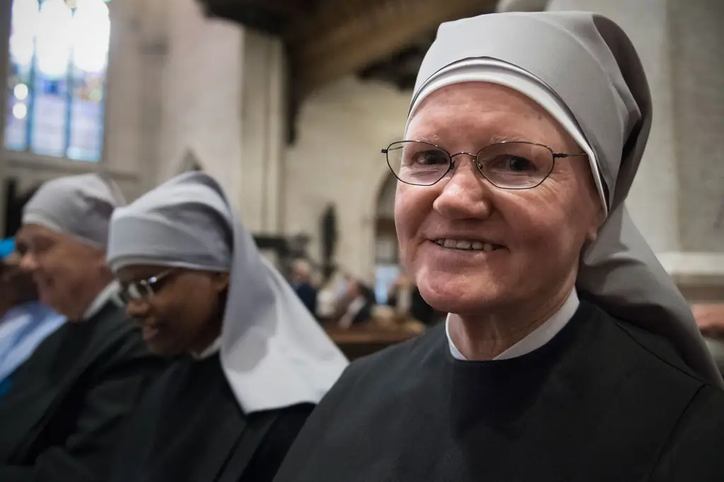 Сестра Элизабет Энн учится быть попрошайкой, чтобы пожилые люди могли есть